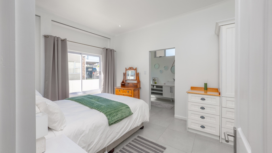 4 Bedroom Property for Sale in Struisbaai Western Cape